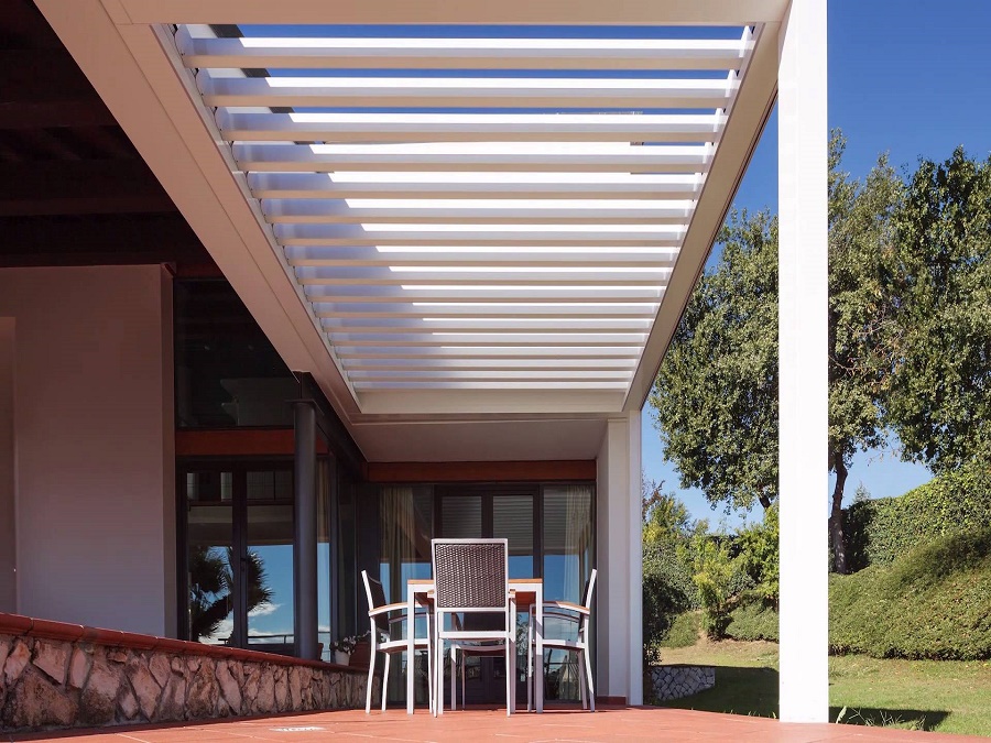 PERGOLA BIOCLIMATICA A LAMELLE ORIENTABILI ADDOSSATA VISION PRATIC
